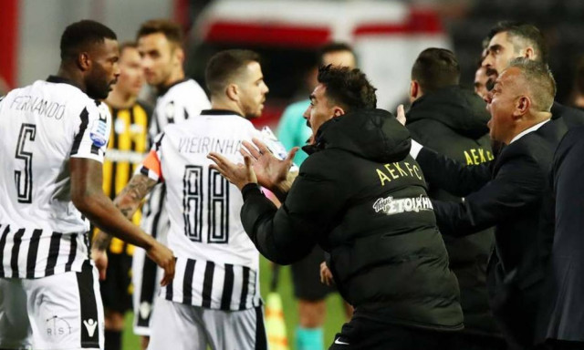 ΠΑΟΚ-ΑΕΚ: Πέφτουν κορμιά στην Τούμπα - Ένταση με Μάτος, αποβολές και πολλά νεύρα!