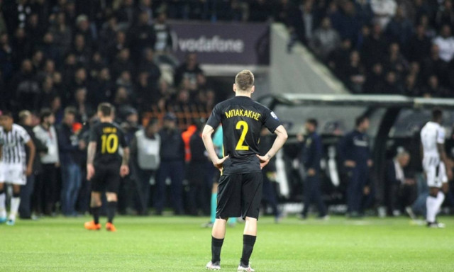 ΠΑΟΚ - ΑΕΚ: «Ντου» Ιβάν Σαββίδη στον αγωνιστικό χώρο! (pics)