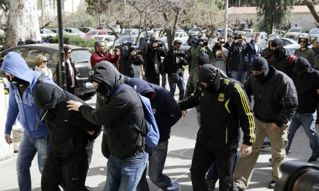 Βολές ΣΥΡΙΖΑ κατά Μητσοτάκη: Γνωρίζει τη σχέση μέλους της οργάνωσης Combat 18 με το κόμμα του;