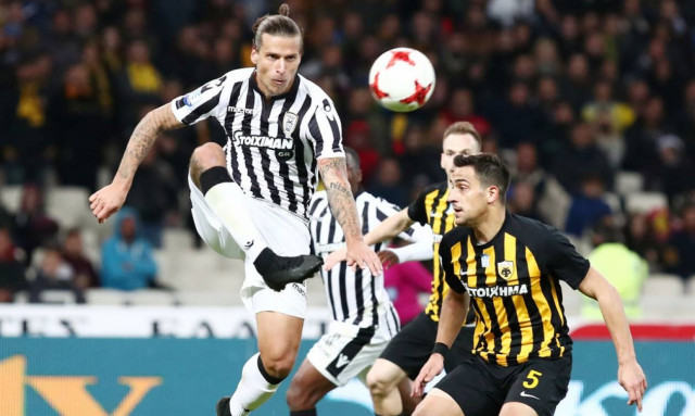 ΠΑΟΚ - ΑΕΚ LIVE: Η «μάχη» του τίτλου στην Τούμπα - Διακοπή του αγώνα (pics)