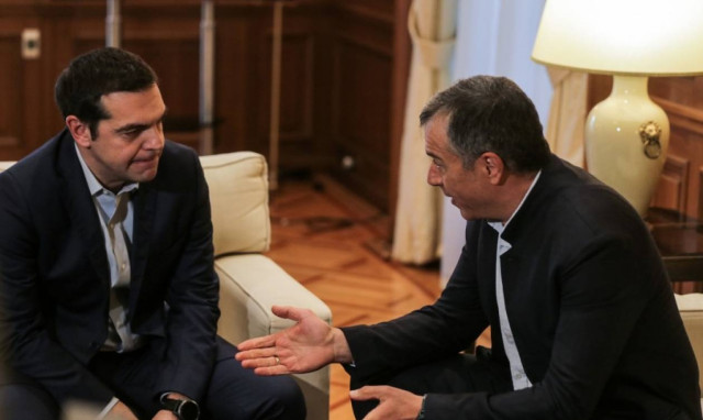 Τσίπρας σε Θεοδωράκη: «Να κόψουμε το γόρδιο δεσμό, αγνοώντας το πολιτικό κόστος»