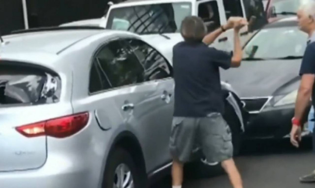 Οδηγός επιχείρησε να εγκαταλείψει τον τόπο του ατυχήματος - Του επιτέθηκαν με σφυρί (vid)