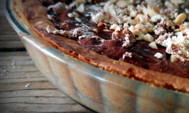 Σοκολατένια τάρτα φουντουκιού με χαλβά με κακάο