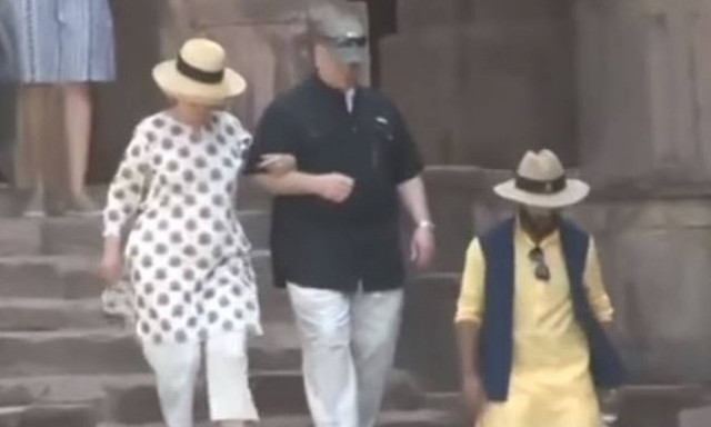 Η απίστευτη τούμπα της Χίλαρι κατά την επίσκεψή της στην Ινδία (vid)