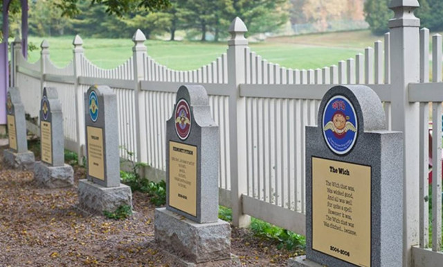 Τέτοιο νεκροταφείο δεν έχετε ξαναδεί! Εδώ θάφτηκαν όλες οι γεύσεις παγωτού που καταργήθηκαν (vid)