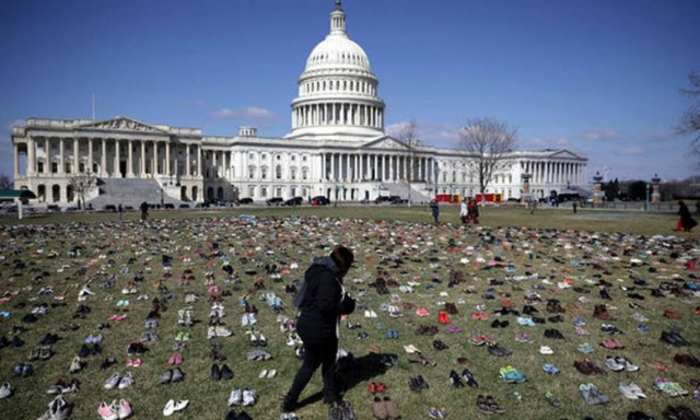Τι κάνουν 7000 παπούτσια έξω από το καπιτώλιο των ΗΠΑ; (video)