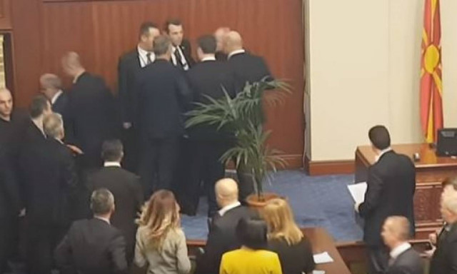 Χαμός στη βουλή των Σκοπίων: Πέταξαν νερό στον πρόεδρο (vid)