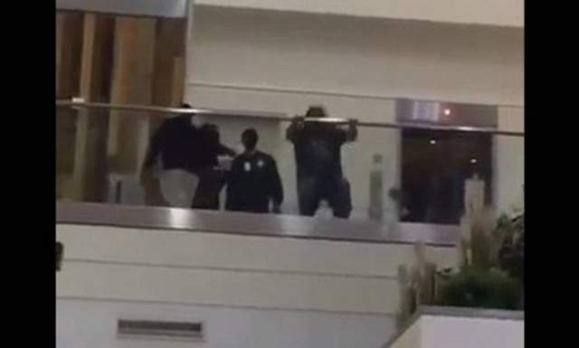 Σοκαριστικό βίντεο: Άνδρας πέφτει στο κενό για να μην απελαθεί