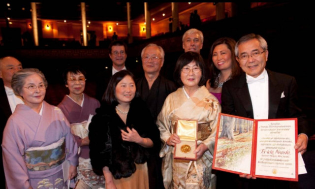 Μυστήριο με διάσημο νομπελίστα: Βρέθηκε να περιπλανιέται χαμένος κοντά στο πτώμα της γυναίκας του