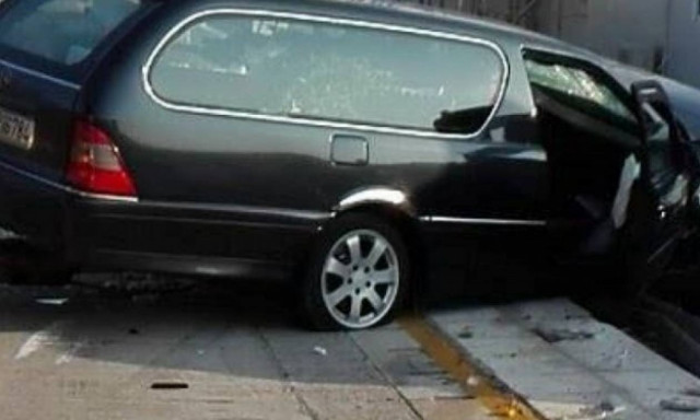 Φέρετρο με νεκρό έπεσε από νεκροφόρα στη μέση του δρόμου (Vid+Pics)