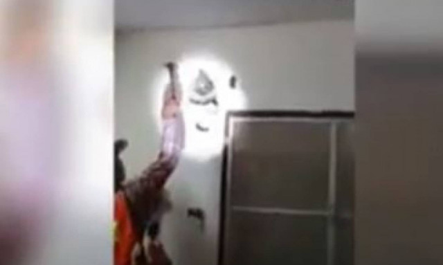 Ανατριχίλα: Πύθωνας 4,5 μέτρων κρυβόταν μέσα σε τοίχο σπιτιού! (vid)