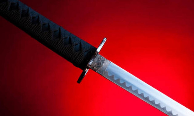 Την τύφλωσε η ζήλια και... επιτέθηκε στο φίλο της με σπαθί σαμουράι!