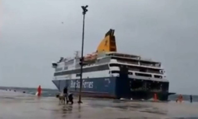 Συγκλονιστικό: Το Blue Star Δήλος δίνει μάχη με τα κύματα για να δέσει στην Τήνο (vid)