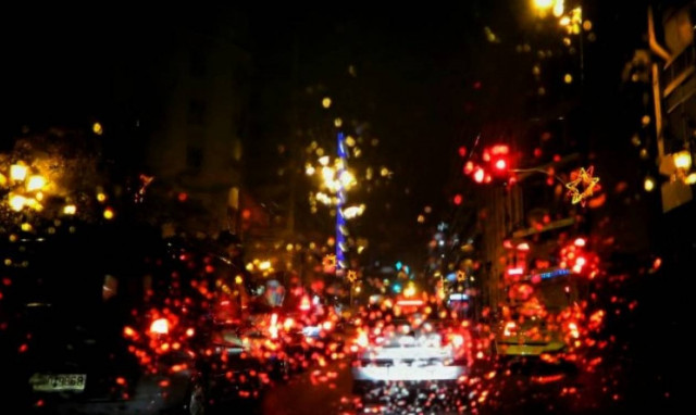 Άνοιξαν οι ουρανοί στην Αθήνα – Μπλακ άουτ στη νότια Αττική