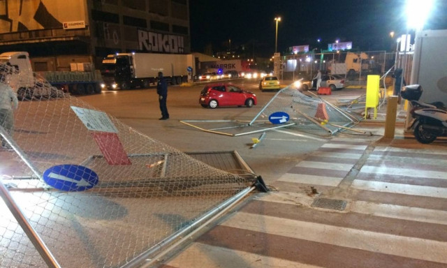 Πειραιάς: Μέλη του ΠΑΜΕ προκάλεσαν σοβαρές ζημιές στην περίφραξη λιμενικών εγκαταστάσεων