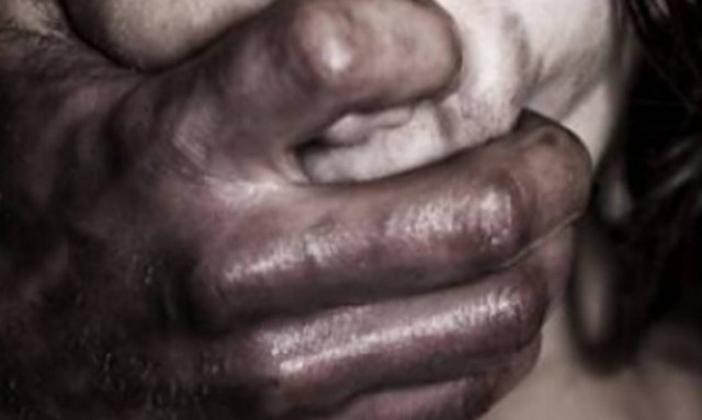 Συναγερμός για «Δράκο» στο Αιγάλεω – Πώς «παγιδεύει» ανήλικες στη μέση του δρόμου (vid)