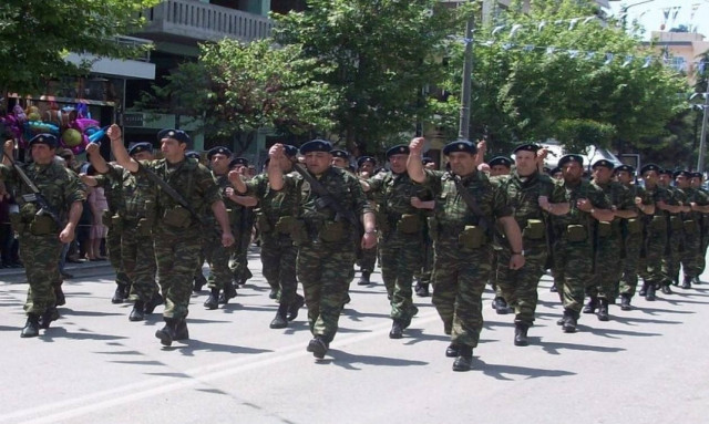 Καταγγελίες ΣΟΚ: Απαγορεύουν σε εθνοφύλακες να παρελάσουν με την ελληνική σημαία στη στολή