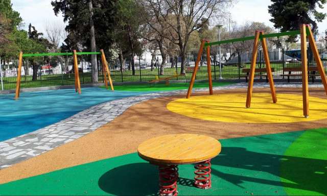 Θεσσαλονίκη: 'Αγνωστοι βανδάλισαν παιδική χαρά πριν ακόμα παραδοθεί (pics)
