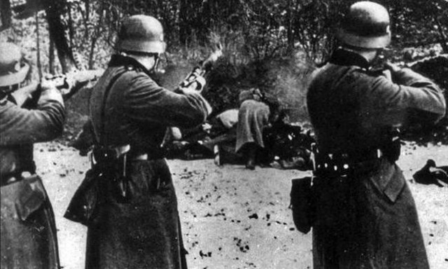 Έξαλλη η Μέρκελ: Η Πολωνία ζητά αποζημίωση για τα εγκλήματα της ναζιστικής Γερμανίας