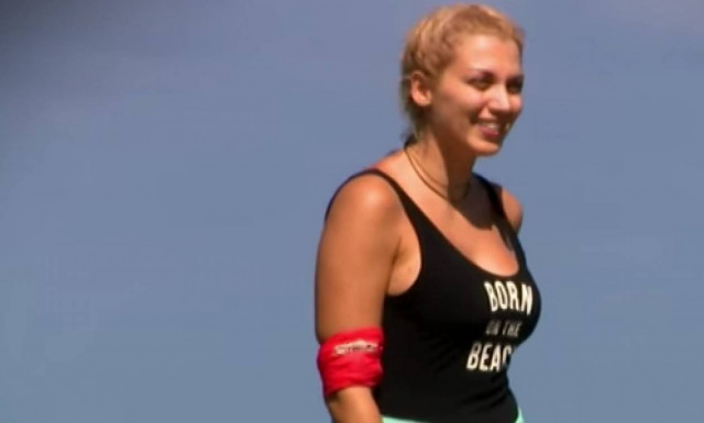 Survivor: Η εικόνα που κάνει το γύρο του Διαδικτύου – Η Σπυροπούλου με κινητό στα παρασκήνια;