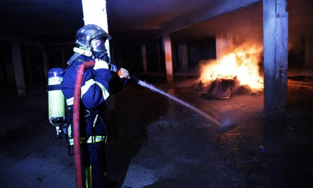 Χανιά: Παρανάλωμα του πυρός αποθήκη ξυλείας (pics&vid)