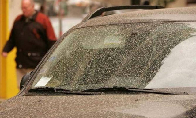 Άστατος ο καιρός την Παρασκευή: Επιμένει η σκόνη - Πού θα βρέξει