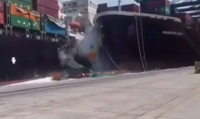 Βίντεο που κόβει την ανάσα: Σύγκρουση φορτηγών πλοίων στο Καράτσι