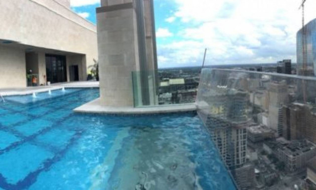 Πισίνα στα 153 μέτρα από το έδαφος; Ναι και… (vid)