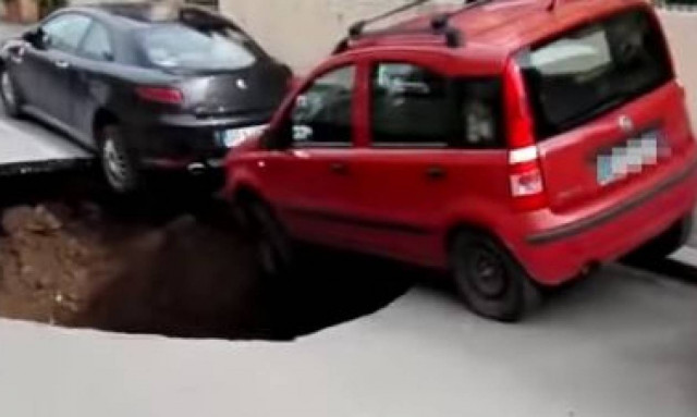 Άνοιξε η γη! Τεράστια λακκούβα στη μέση του δρόμου - Από τύχη δεν υπήρξαν θύματα (vid)