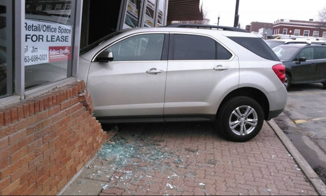 Έδινε για δίπλωμα οδήγησης και... «μπούκαρε» με το αυτοκίνητο μέσα στο εξεταστικό κέντρο! (vid)