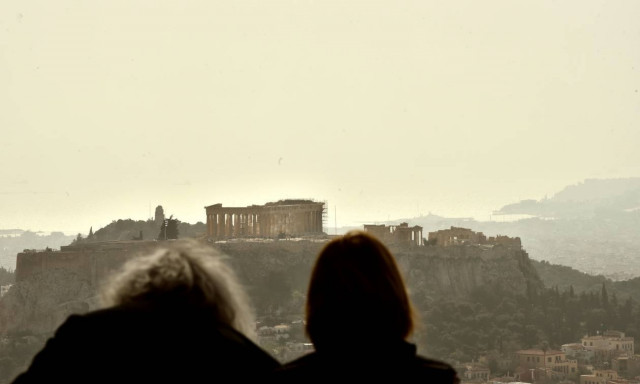 Καιρός: «Κοκκίνισε» ο ουρανός της Αττικής – Αποπνικτική η ατμόσφαιρα από τη σκόνη