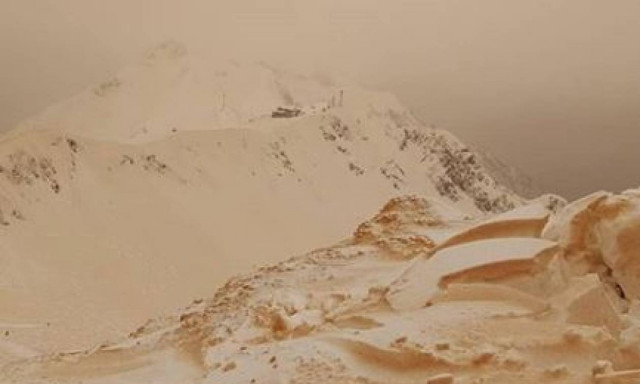 Εντυπωσιακές εικόνες: Πορτοκαλί χιόνι κάλυψε την Ανατολική Ευρώπη! (pics+vid)