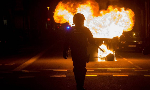 Χάος στην Ισπανία: Διαδηλώσεις και σοβαρά επεισόδια για τη σύλληψη του Πουτζντεμόν (Pics+Vids)