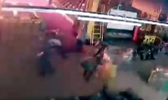 Βίντεο - ΣΟΚ: Η στιγμή που ξεσπά η πυρκαγιά στη Ρωσία που στοίχισε τη ζωή σε 64 ανθρώπους