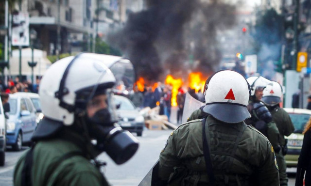 Πειραιάς: Σοβαρά επεισόδια οπαδών του Ολυμπιακού με ΜΑΤ λόγω... Τσακαλώτου! (pics)