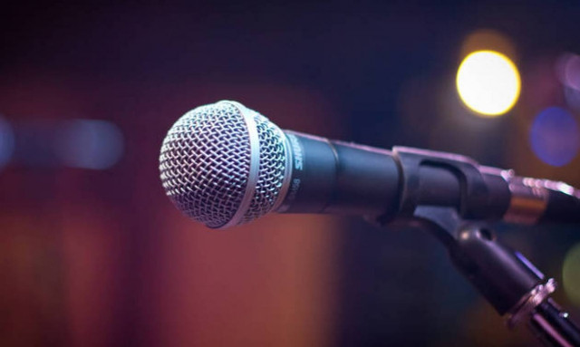 Εικόνες ΣΟΚ - Θύμα ξυλοδαρμού Έλληνας τραγουδιστής