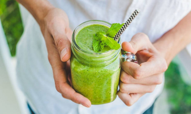 Χρησιμοποιείτε καλαμάκι; Δείτε ποιες «παρενέργειες» έχει στην υγεία και την εμφάνισή σας