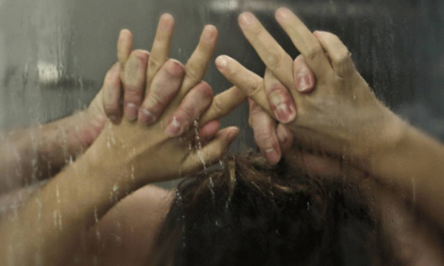 Πασίγνωστος Έλληνας τραγουδιστής πρωταγωνιστεί σε σεξουαλικά όργια