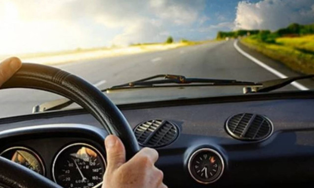 Απίστευτο ατύχημα στη Λάρισα: Έπεσε φανάρι σε αυτοκίνητο με επιβάτες – Εικόνα – ντοκουμέντο