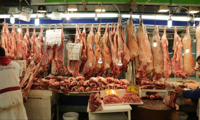 Το Newsbomb.gr στη Βαρβάκειο Αγορά: Οι κρεοπώλες ετοιμάζονται για το Πάσχα