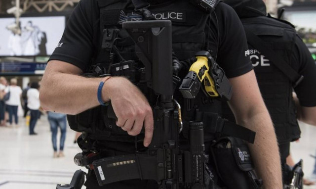 Βία δίχως τέλος στο Λονδίνο: Νεκρή 17χρονη που βρέθηκε ανάμεσα στα πυρά συμμοριών