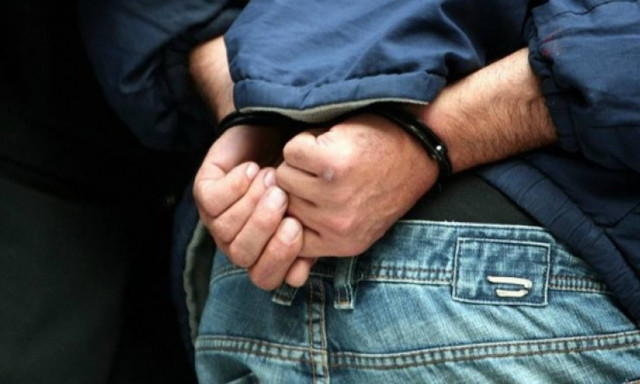 Σοκ στον Πειραιά: Επιδειξίας αυνανιζόταν έξω από σχολεία