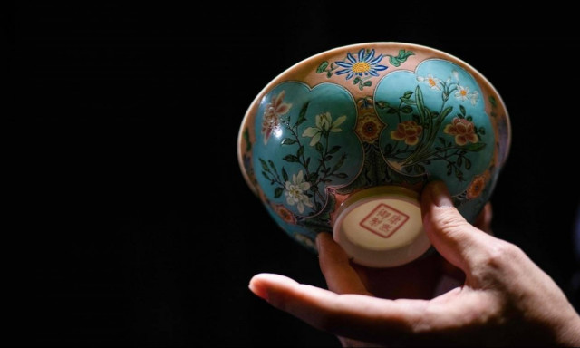 «Μην σου πέσει απ' τα χέρια!»: Μπολ 300 ετών πωλήθηκε στην εξωφρενική τιμή των 25 εκατ. ευρώ (Pics)