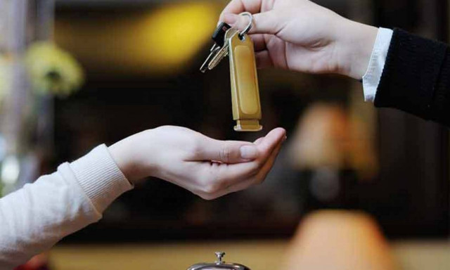 Φόρος διαμονής: Πόσο επιβαρύνονται ξενοδόχοι και ταξιδιώτες