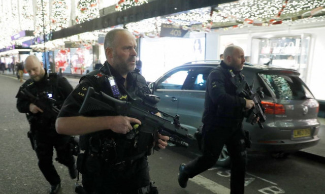 Ο τρόμος απλώνεται στο Λονδίνο: Άγρια φονικά με μαχαίρια συγκλονίζουν τη Βρετανία