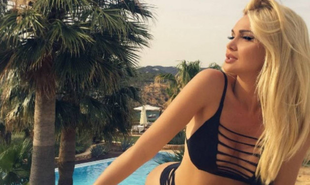 Η δίμετρη καλλονή του Πούτιν ξεσαλώνει στη Μύκονο (videos+pics)