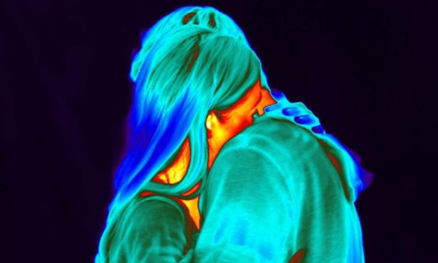 Απολαυστικό βίντεο! Να τι προκαλεί ένα ερωτικό φιλί στον εγκέφαλό σου