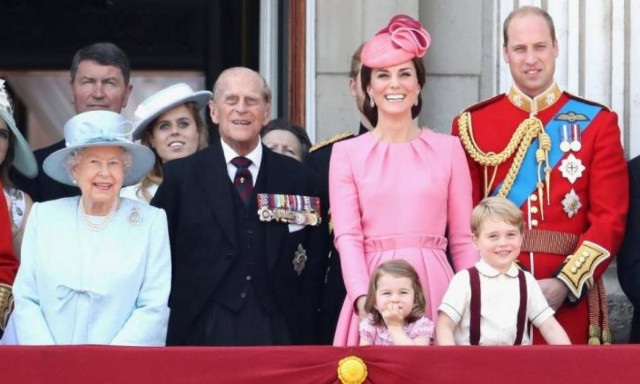 Τα δύο φαγητά που η βασιλική οικογένεια της Βρετανίας απαγορεύεται να καταναλώνει
