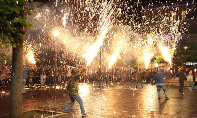Πάσχα 2018: Εντυπωσιακό θέαμα πρόσφεραν οι χαλκουνάδες του Αγρινίου (pics&vids)