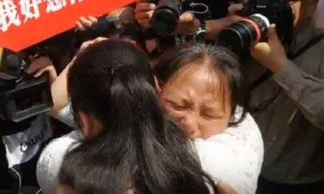 Συγκλονιστική ιστορία: Βρήκαν την εξαφανισμένη κόρη τους μετά από 24 χρόνια (vid)